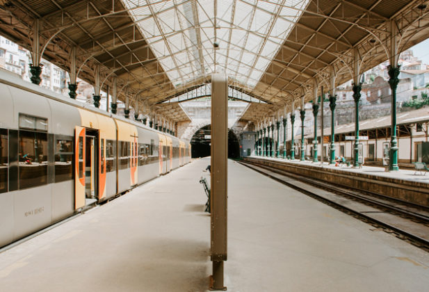 Quem escolher viver no Porto pode usufruir de um metro moderno e abrangente e uma estação de comboios que desemboca no coração da cidade.