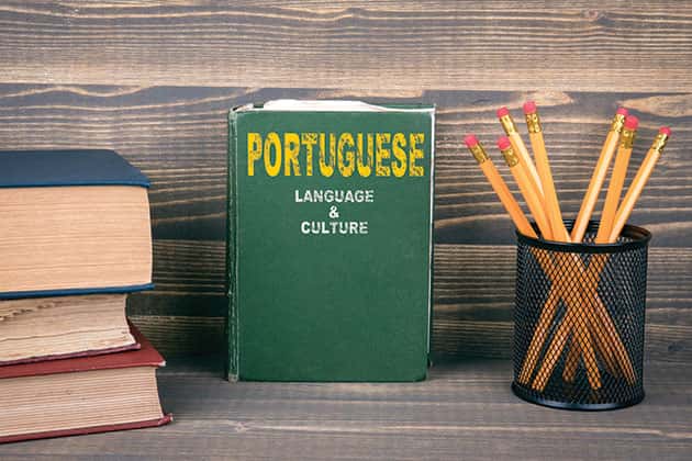 Com a passagem do tempo, o Português vai tornar-se familiar e cada vez mais fácil de compreender e de falar.