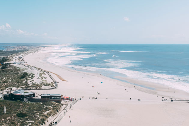 Imobiliário-em-Portugal-à-beira-mar-praia