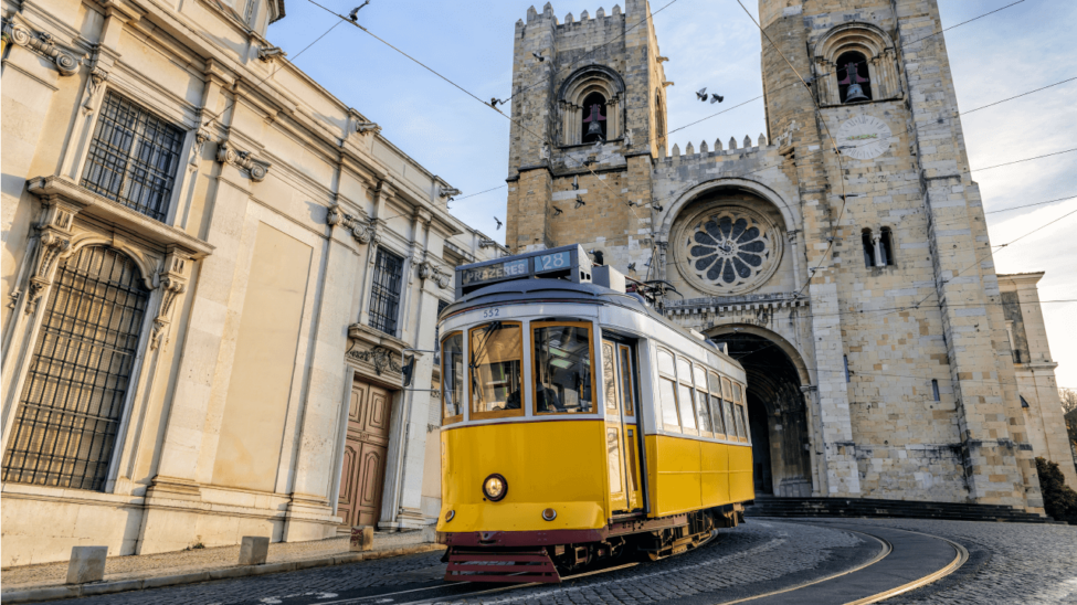 Tram near Sé de Lisboa