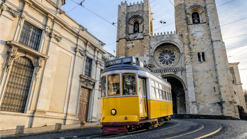 tramways près de la Sé de Lisboa